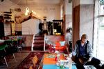 Med slidte designermøbler, børne- og bæredygtighed, jazz på anlægget og solceller til mobilopladning bliver det ikke mere kosmopolitisk korrekt end på Bing´s. Foto: Martin Bubandt