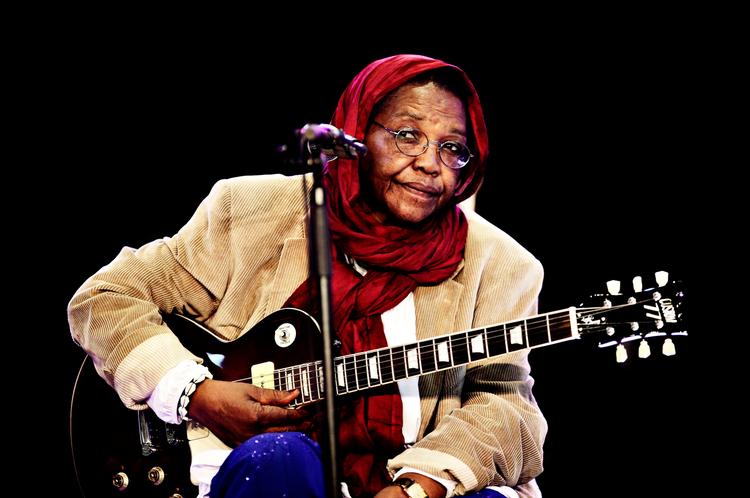 Algeriske Hasna El Becharia spiller godt nok på sin guitar, men hendes musikere trak niveauet ned. Foto: Martin Bubandt 