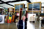 Hjælp!  Kunstnerisk kan museumsdirektør Jens Erik Sørensen spejle sig i ros fra både kunstnere og anmeldere, men 'Boy'-skulpturen i baggrunden har en grund til at dukke sig: Museet har de sidste tre år kæmpet med millionunderskud, og nu truer hoveddonatoren med at trække sig. Arkivfoto: Rasmus Baaner 