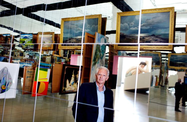 Hjælp!  Kunstnerisk kan museumsdirektør Jens Erik Sørensen spejle sig i ros fra både kunstnere og anmeldere, men 'Boy'-skulpturen i baggrunden har en grund til at dukke sig: Museet har de sidste tre år kæmpet med millionunderskud, og nu truer hoveddonatoren med at trække sig. Arkivfoto: Rasmus Baaner 