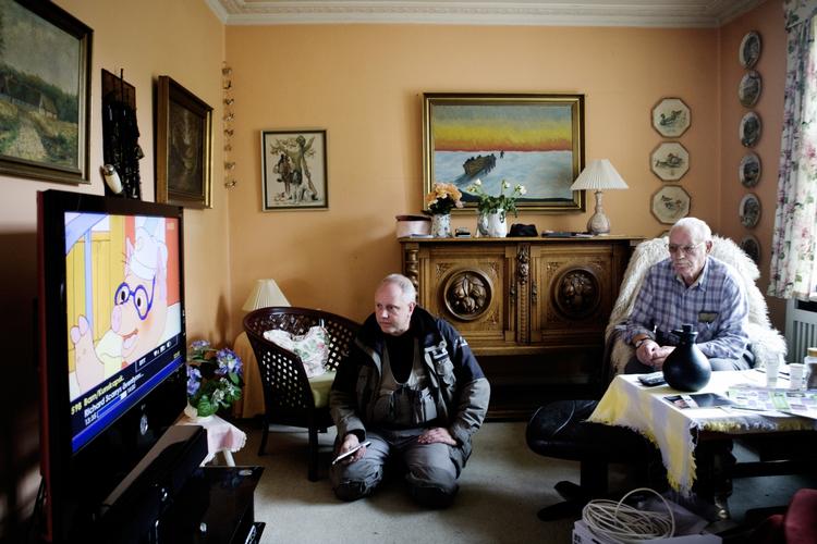 Signalhjælp. Parabol og antenneservicemand Johnny Andersen hjælper Bruno Berg med at kunne modtage det nye digitale tv-signal. 