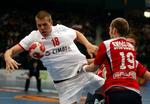 Nedspillet. Mikkel Hansen (tv) erobrer bolden foran Norges Thomas Skoglund i kampen, som Danmark vandt med hele 40-26. 