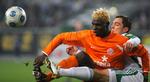 Farverigt. Wolfsburgs Marcel Schaefer og Mainz' Aristide Bance kæmper om bolden i 3-3-kampen. 