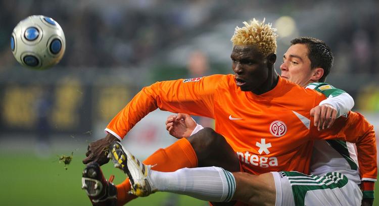 Farverigt. Wolfsburgs Marcel Schaefer og Mainz' Aristide Bance kæmper om bolden i 3-3-kampen. 