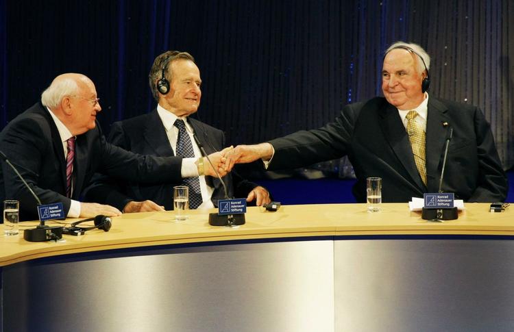 Forenede. Gorbatjov og Kohl trykker hænder, mens Bush ser til. 