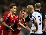 RØDT. Liverpools Philipp Degen (tv) bedyrer sin uskyld, men lige meget hjalp det. Han blev udvist, og Liverpool tabte til Fulham. 