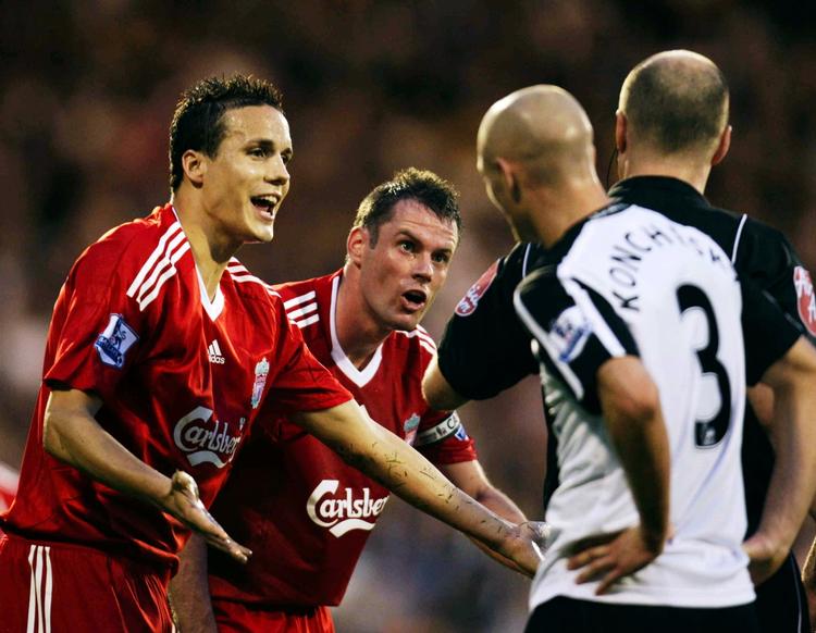 RØDT. Liverpools Philipp Degen (tv) bedyrer sin uskyld, men lige meget hjalp det. Han blev udvist, og Liverpool tabte til Fulham. 