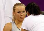 Skadet. Caroline Wozniacki får behandling af sin skade, kort før hun valgte at trække sig fra kampen mod   Serena Williams 