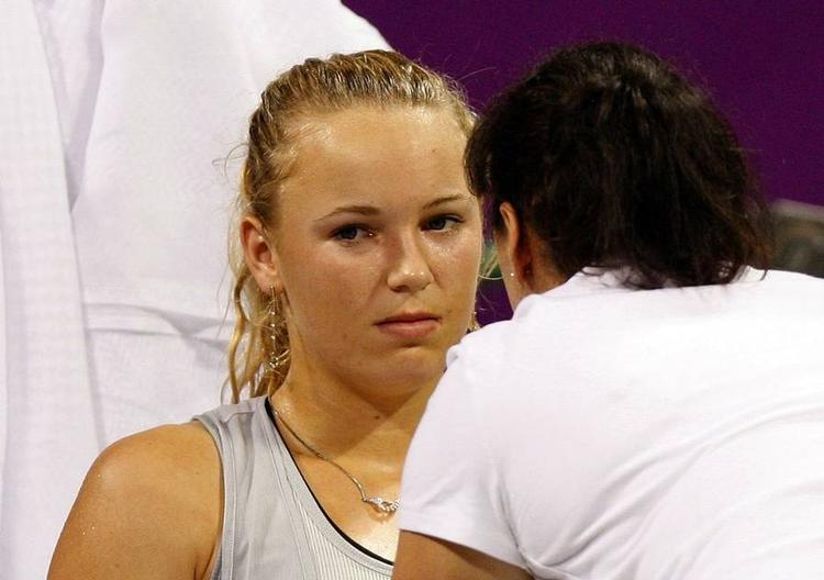 Skadet. Caroline Wozniacki får behandling af sin skade, kort før hun valgte at trække sig fra kampen mod   Serena Williams 