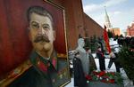 Personkult. Russerne har stadig et ambivalent forhold til Stalin, som stod bag udrensninger af millioner i det tidligere i Sovjet. Her lægger kommunister blomster på hans grav. 