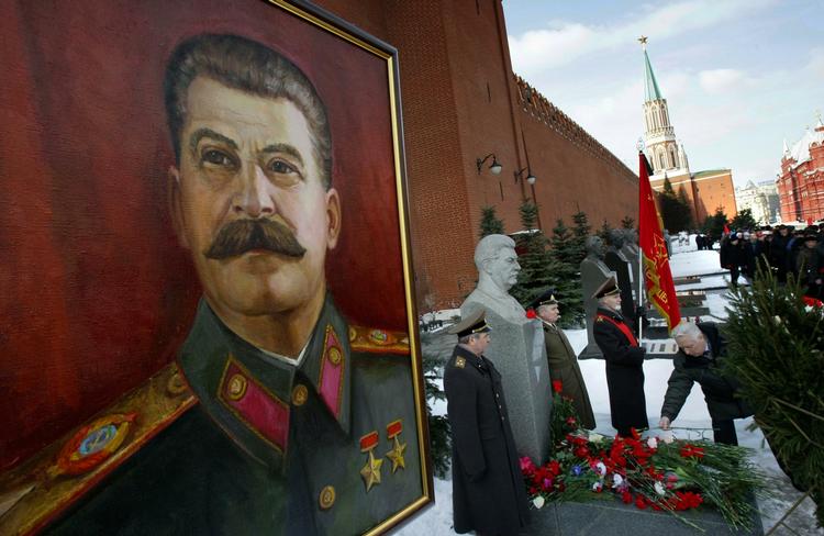 Personkult. Russerne har stadig et ambivalent forhold til Stalin, som stod bag udrensninger af millioner i det tidligere i Sovjet. Her lægger kommunister blomster på hans grav. 