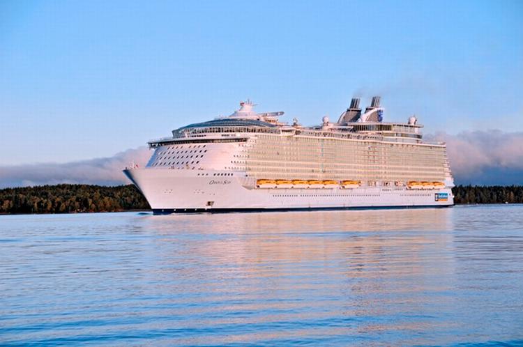 Skorstensfri. For at komme under Storebæltsbroen måtte 'Oasis of the Seas' sænke sine teleskopiske skorstene. (Arkivfoto) 