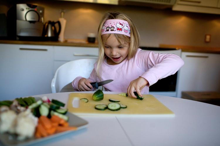 Det er en god ide med grønne snacks lige ved hånden. Når der står en skål ved siden af legesagerne, svinder det altid i den.  Foto: Thea Grav Rosenberg. 