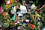Blomster, lys og breve på gerningsstedet, hvor en 19-årig italiensk turist blev myrdet på Nørrebro i august 2003. 