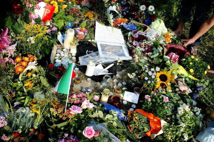 Blomster, lys og breve på gerningsstedet, hvor en 19-årig italiensk turist blev myrdet på Nørrebro i august 2003. 