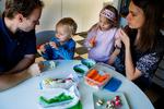 Høj udnyttelsesgrad. Efter en måneds forsøg er Jesper, Rasmus, Ida og Sofie indstillet på at fastholde rutinen med rå grøntsager. Stramt styrede indkøb betyder, at der ikke er smides ubrugte grøntsager ud, og Sofie Brinkmann er glad for, at projektet har mindet hende om, at børn kan spise andet end gulerod og agurk. Foto: Thea Grav Rosenberg. 