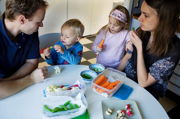 Høj udnyttelsesgrad. Efter en måneds forsøg er Jesper, Rasmus, Ida og Sofie indstillet på at fastholde rutinen med rå grøntsager. Stramt styrede indkøb betyder, at der ikke er smides ubrugte grøntsager ud, og Sofie Brinkmann er glad for, at projektet har mindet hende om, at børn kan spise andet end gulerod og agurk. Foto: Thea Grav Rosenberg. 