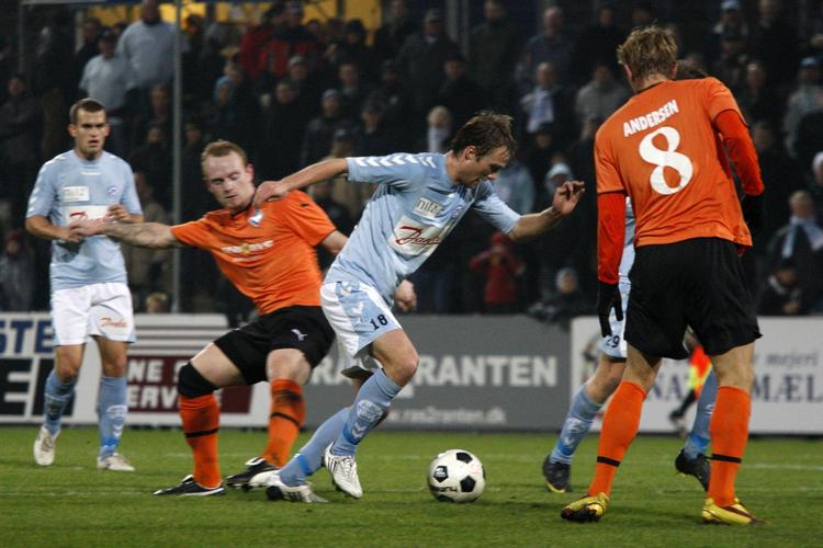 NÆRKAMP. Begge hold gik ind til kampen med tre nederlag på stribe. 