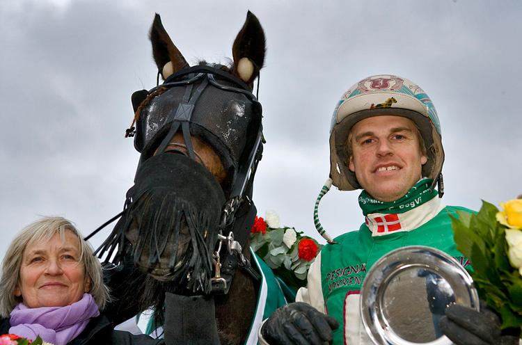 Ejer Gerda S. Nielsen ,Pikachu CN og Jeppe Juel i vindercirklen efter storsejren. 