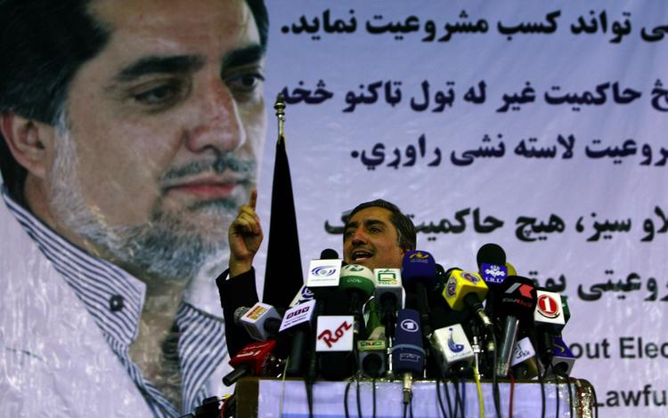Abdullah Abdullah annoncerer, at han trækker sig fra valget i Afghanistan. Dermed er der kun en mand på valg 7. november. 