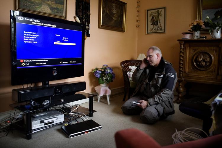 Digitalt. Parabol- og antenneservicemand Johnny Andersen hjælper Bruno Berg med at kunne modtage det nye digitale tv-signal. Få svar på dine spørgsmål her. Arkivfoto. 