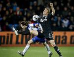 nulløsning.  Jesper Lange (til venstre) i nærkamp med FC Københavns Ulrik Laursen. 