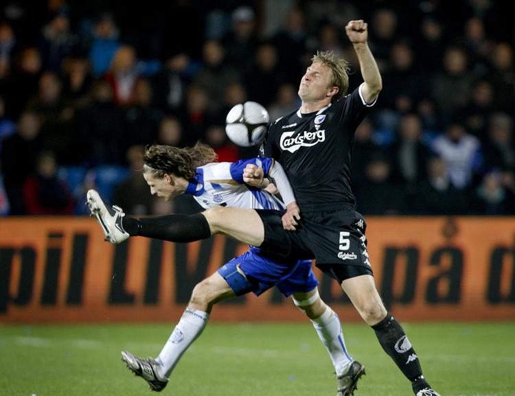 nulløsning.  Jesper Lange (til venstre) i nærkamp med FC Københavns Ulrik Laursen. 
