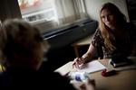 Hjælp. ’Maria’ (med ryggen til) har været i behandling for sin spiseforstyrrelse siden juni i år. Samtalerne med psykolog Birgitte Hartvig på Stolpegården i Gentofte har bremset spisetrangen. 