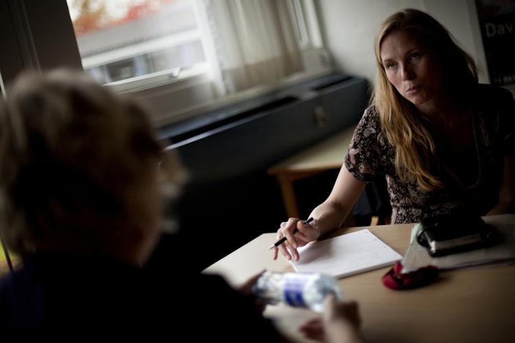 Hjælp. ’Maria’ (med ryggen til) har været i behandling for sin spiseforstyrrelse siden juni i år. Samtalerne med psykolog Birgitte Hartvig på Stolpegården i Gentofte har bremset spisetrangen. 