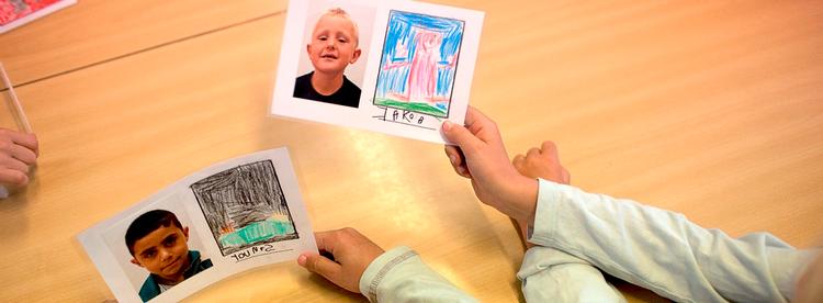 Sort-hvid. »Skolen skal gøre børnene til gode samfundsborgere og dermed, som nogle lærere beskriver det, til 'ordentlige mennesker'«, skriver Laura Gillam. Problemet er bare, at skolen definere 'ordentlige mennesker' som 'danske'. 