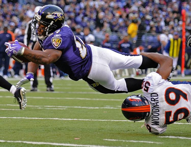 Forsvarskamp. Baltimore Ravens Ray Rice springer frem til et touchdown mod Denver Broncos. 