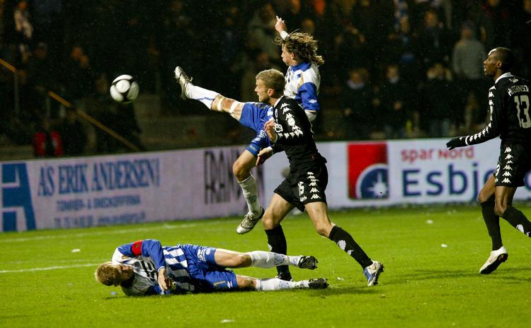 SNYDT. Ud over Jeppe Mehls underkendte scoring var blandt andre Jesper Lange tæt på at afgøre topkampen i Esbjerg. 