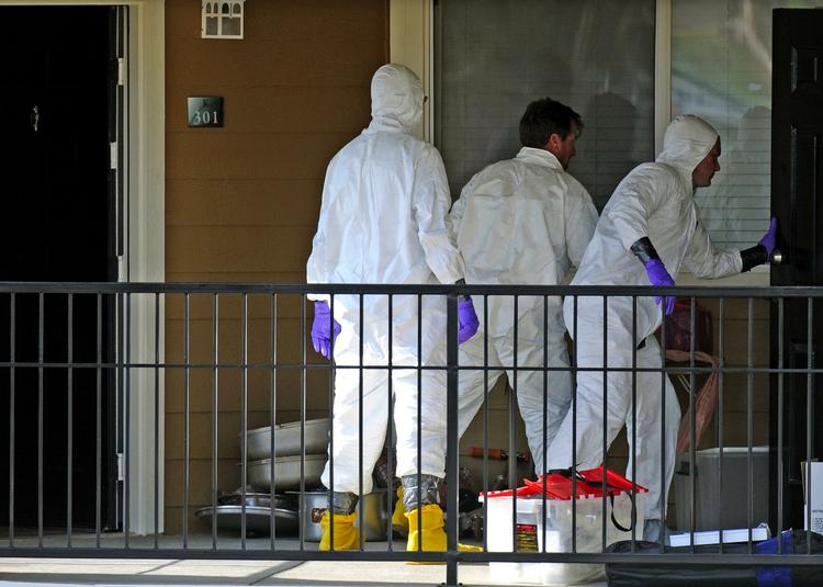 Aktion. Tilbage i september ransagede politiagenter en 24-årig mands hjem i staten Colorado. Ifølge politiet har han blandt andet downloadet en bombemanual. 