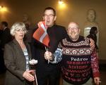 Fejring. Journalisten Peder Christoffersen - også kendt som 'Pedro' - ses her ved sin egen 60 års fødselsdagsreception i 2002 med tidligere statsminister Poul Nyrup Rasmussen. Til venstre ses Christoffersens kone, Birthe Marie. Arkivfoto. 