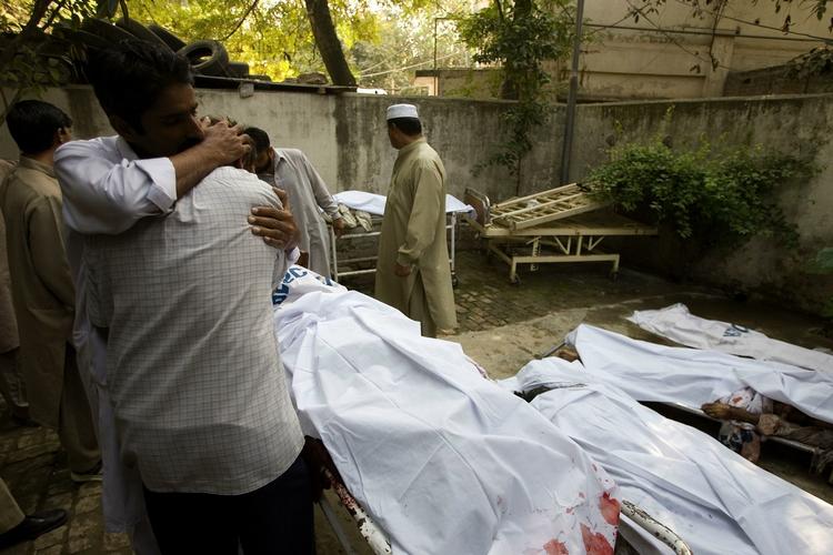 Sorg. Mindst 20 mennesker har mistet livet og lige så mange blev såret ved terroreksplosionen i Rawalpindi, Pakistan. 