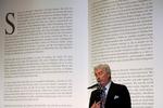 Litteratur. Den britiske succesforfatter Ken Follett har sat sig i spidsen for forsøget på at gøre noget for skrivefærdighederne. 