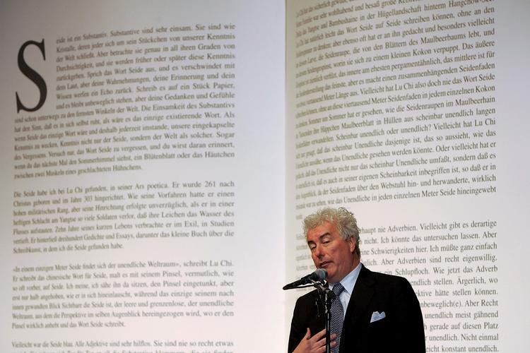 Litteratur. Den britiske succesforfatter Ken Follett har sat sig i spidsen for forsøget på at gøre noget for skrivefærdighederne. 