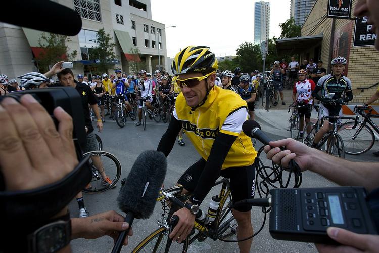 Udsalg. Lance Armstrong sælger ud af cyklerne til fordel for Livestrong-bevægelsen. Arkivfoto. 