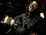 Yndlinge. Foo Fighters og deres Greatest Hits-plade er blandt tidens mest downloadede plader - på såvel de lovlige som de ulovlige sider. På billedet ses forsangeren Dave Grohl. Arkivfoto. 
