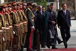 Diplomati. Hamid Karzai byder FN's generalsekretær Ban Ki-Moon velkommen i dag i Kabul. Generalsekretæren skulle være med til at finde en løsning på Afghanistans valgkaos, men så blev Karzai pludselig igen udråbt som vinder af valget. Det skete, efter at Abdullah Abdullah i går trak sig. 