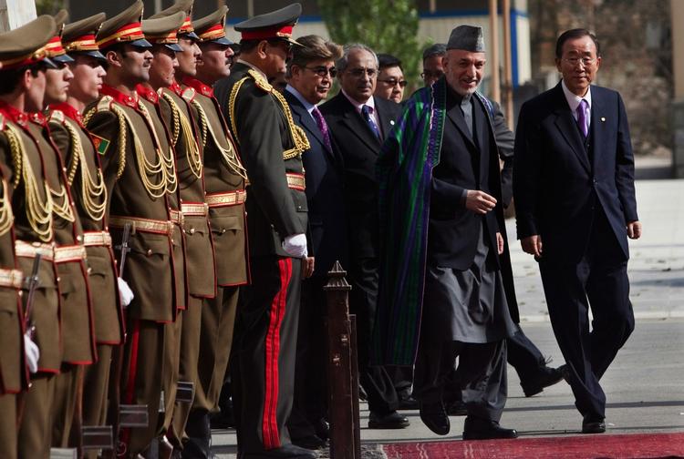 Diplomati. Hamid Karzai byder FN's generalsekretær Ban Ki-Moon velkommen i dag i Kabul. Generalsekretæren skulle være med til at finde en løsning på Afghanistans valgkaos, men så blev Karzai pludselig igen udråbt som vinder af valget. Det skete, efter at Abdullah Abdullah i går trak sig. 