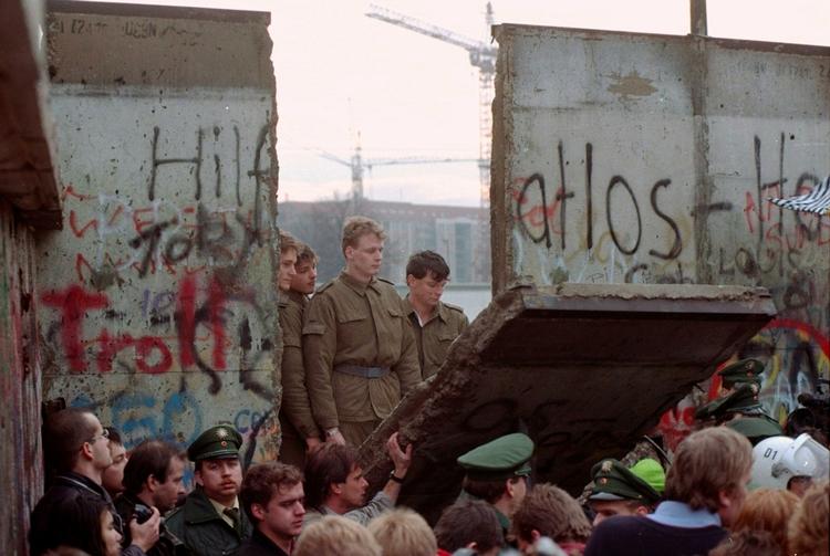 Arkivbillede fra dagene umiddelbart efter de begivenheder, der udløste en fredelig revolution og en åbning af grænserne mellem Øst- og Vestberlin. 