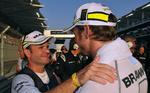 Farvel. Rubens Barrichello hilder på sin nu forhenværende holdkammerat, verdensmesteren Jenson Button, i forbindelse med sæsonens sidste grandprix i Abu Dhabi. 