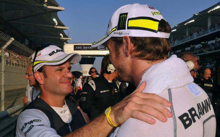 Farvel. Rubens Barrichello hilder på sin nu forhenværende holdkammerat, verdensmesteren Jenson Button, i forbindelse med sæsonens sidste grandprix i Abu Dhabi. 