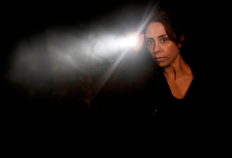 Lys i mørket. I sjette afsnit af 'Forbrydelsen II' bliver Sarah Lund degraderet, men hun kan alligevel ikke slippe den spegede soldatersag. 