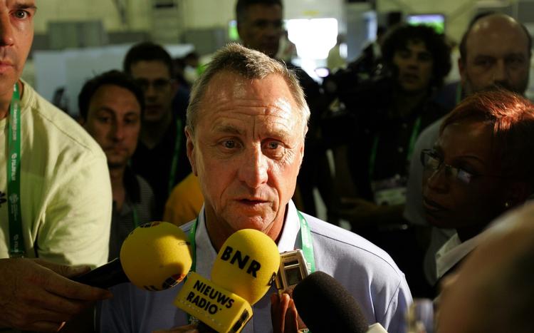 Johan Cruyff skal atter være træner, men dog ikke på fuld tid. Arkivfoto. 