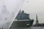 USS New York flyder her forbi Frihedsgudinden i New York. 