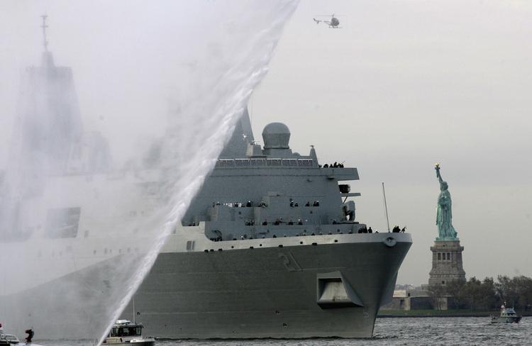 USS New York flyder her forbi Frihedsgudinden i New York. 