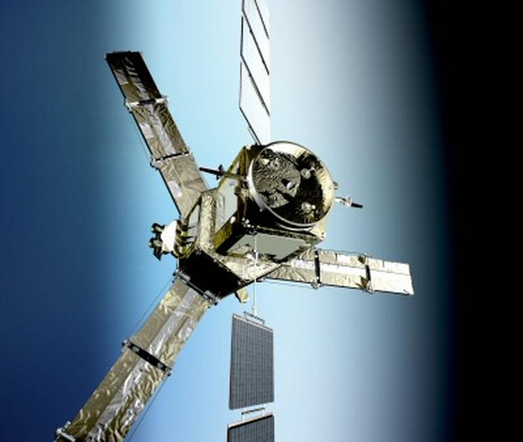 Satelitten har 69 antenner fordelt på tre arme. De registrerer jordens udledning af mikrobølger. 