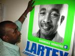 Lartey Lawson med en af sine valgplakater. 